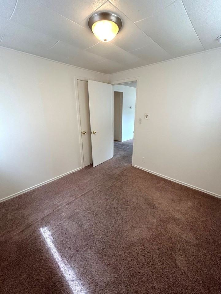 939 Alder Ave - Photo 7 of 15