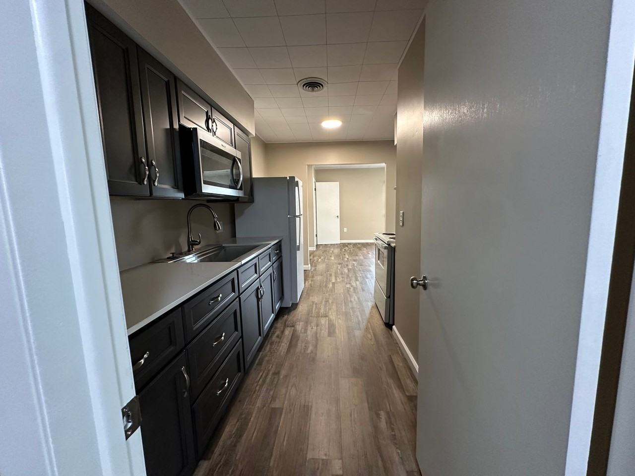 445 N Madison Ave - Photo 3 of 11