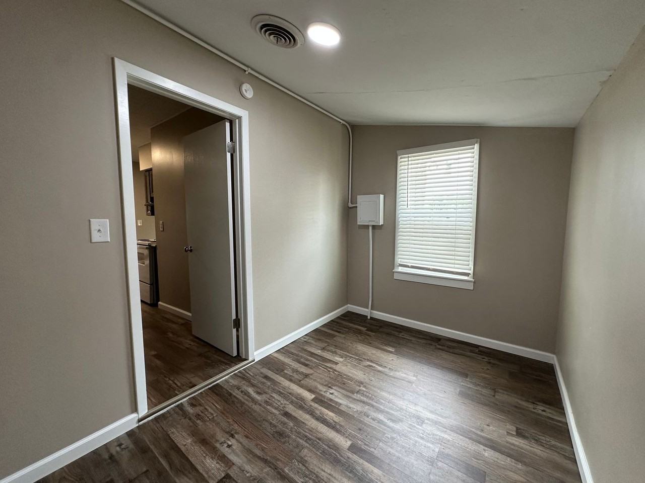 445 N Madison Ave - Photo 4 of 11