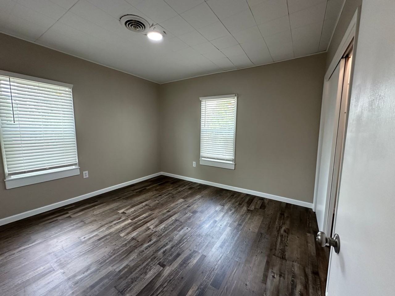 445 N Madison Ave - Photo 6 of 11