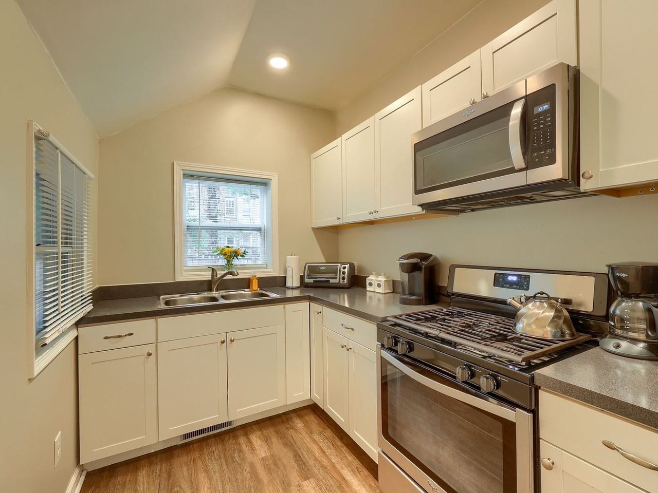 1332 Penn St - Photo 3 of 24