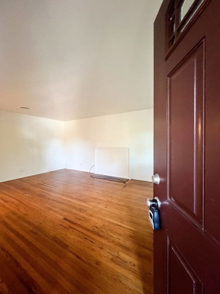 2308 Bueno St - Photo 3 of 23