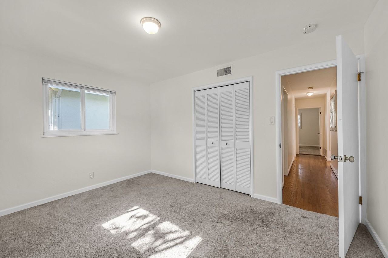 8 Stephens Ct - Photo 6 of 32
