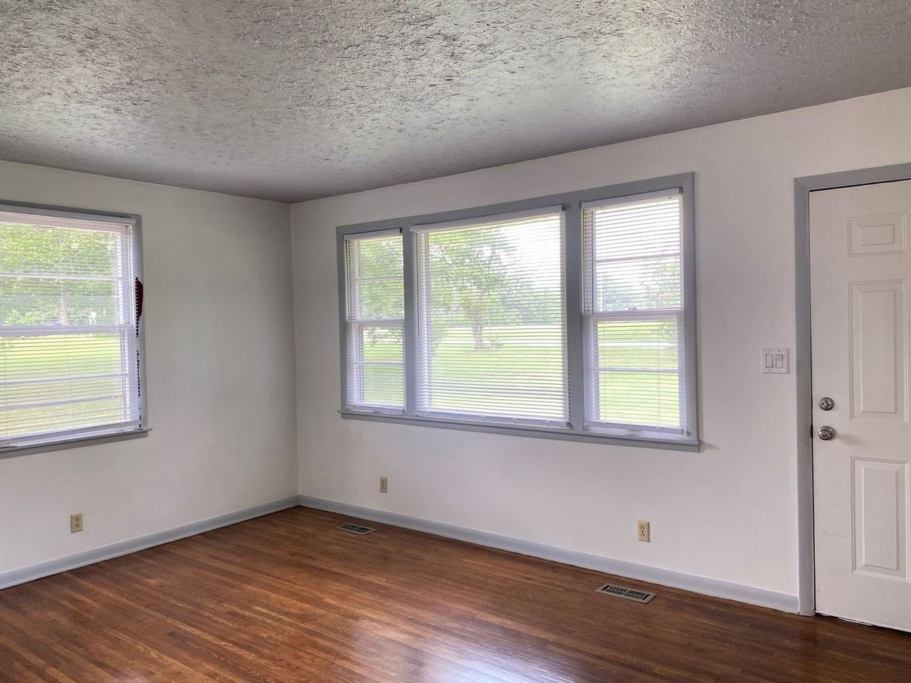 1137 Drake Rd - Photo 3 of 14