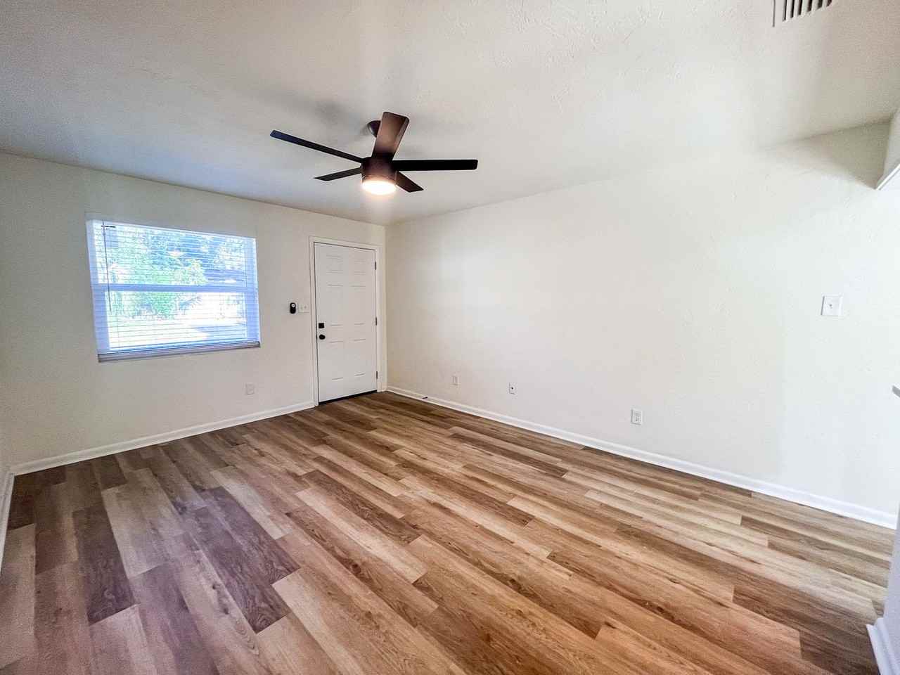 414 Se 8th St - Photo 3 of 17