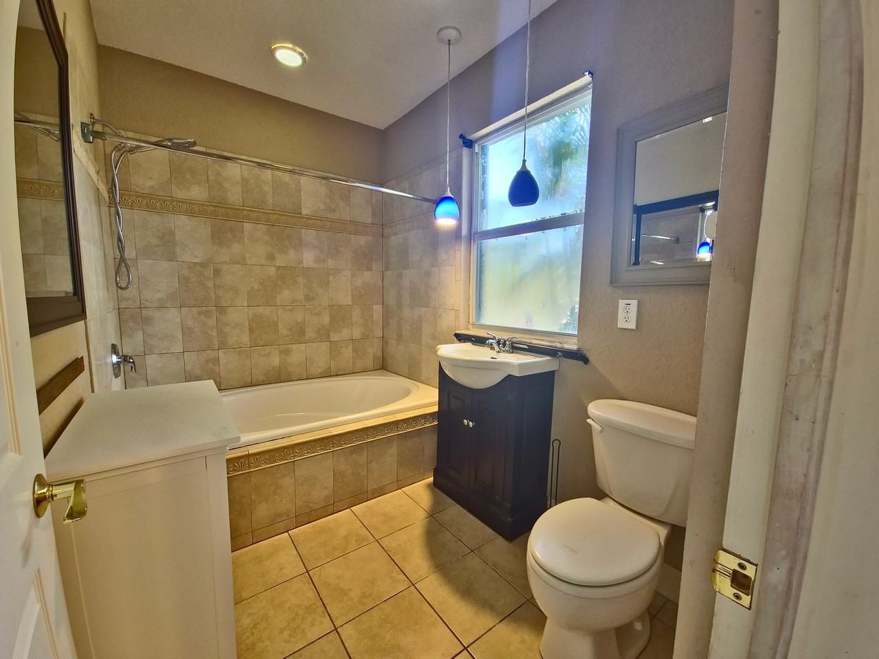 979 W Montrose St - Photo 3 of 26