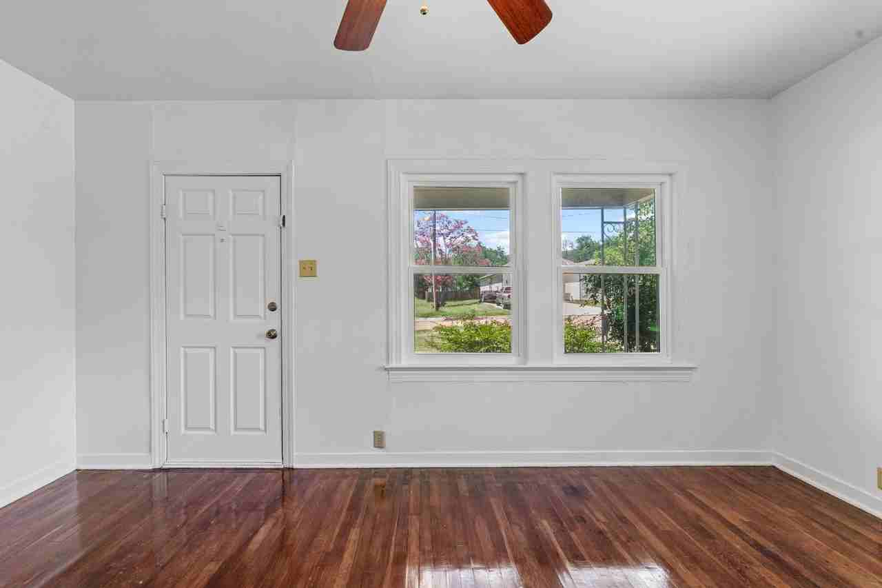 720 E Walnut St - Photo 5 of 40