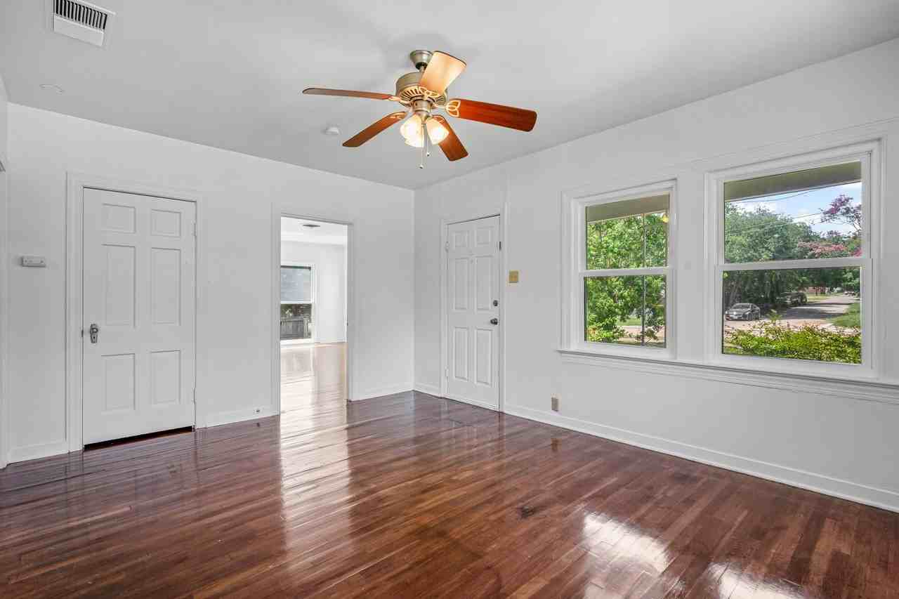 720 E Walnut St - Photo 7 of 40