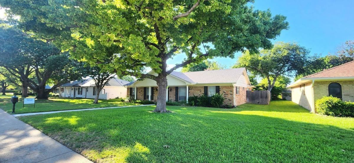 1607 Centenary Dr - Photo 2 of 10