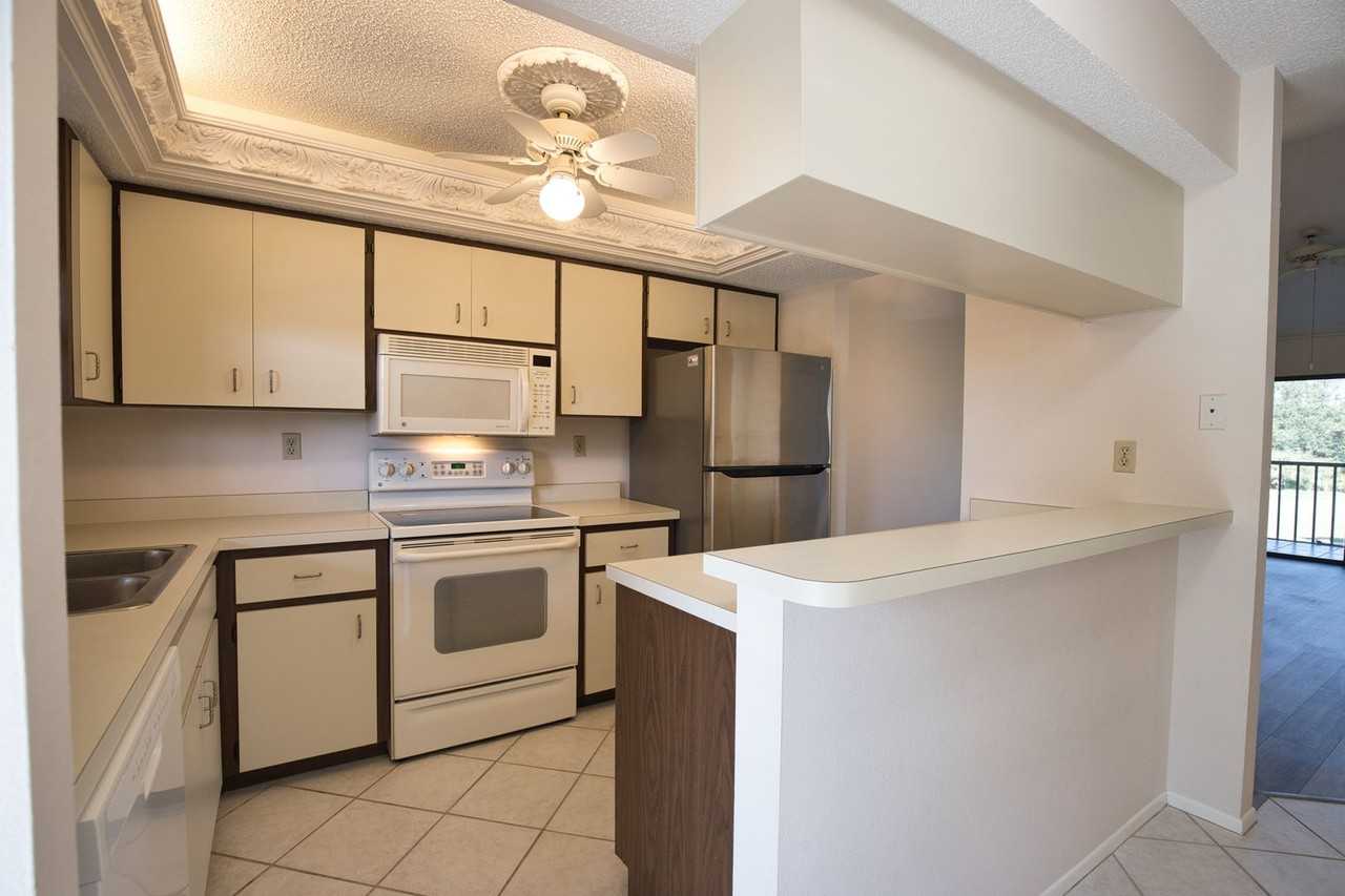 927 Capri Isles Blvd #8 - Photo 4 of 22