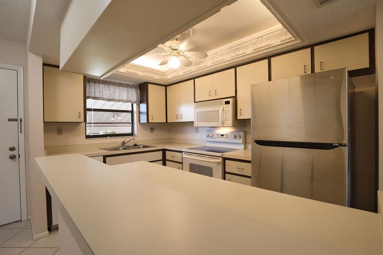 927 Capri Isles Blvd #8 - Photo 5 of 22