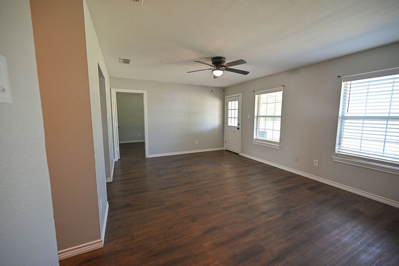 1705 N Cates St - Photo 5 of 15