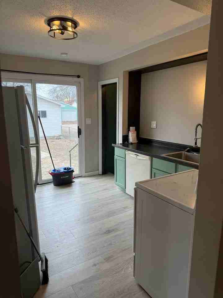 1133 Columbia St - Photo 2 of 10