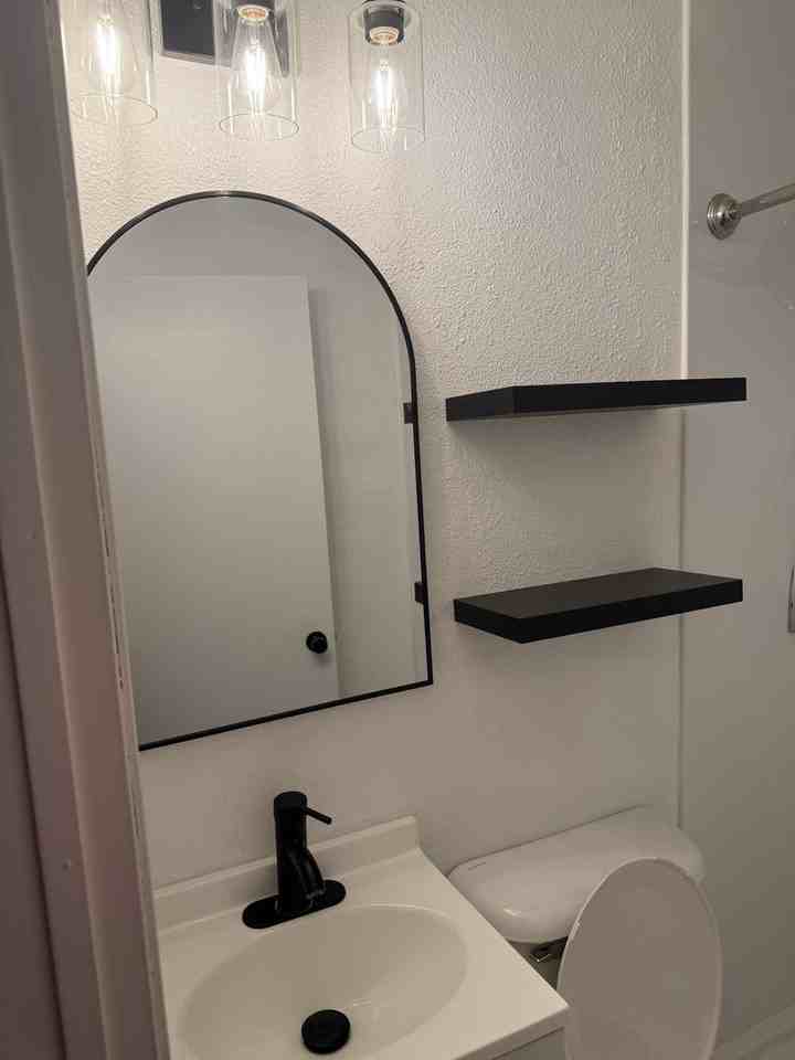 1133 Columbia St - Photo 3 of 10