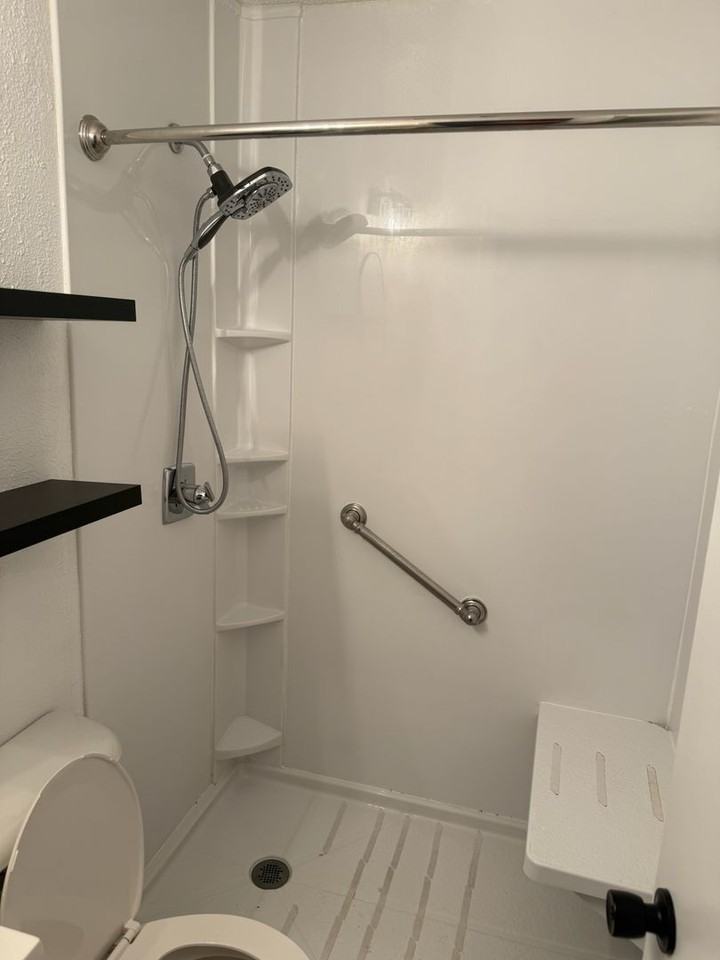 1133 Columbia St - Photo 4 of 10