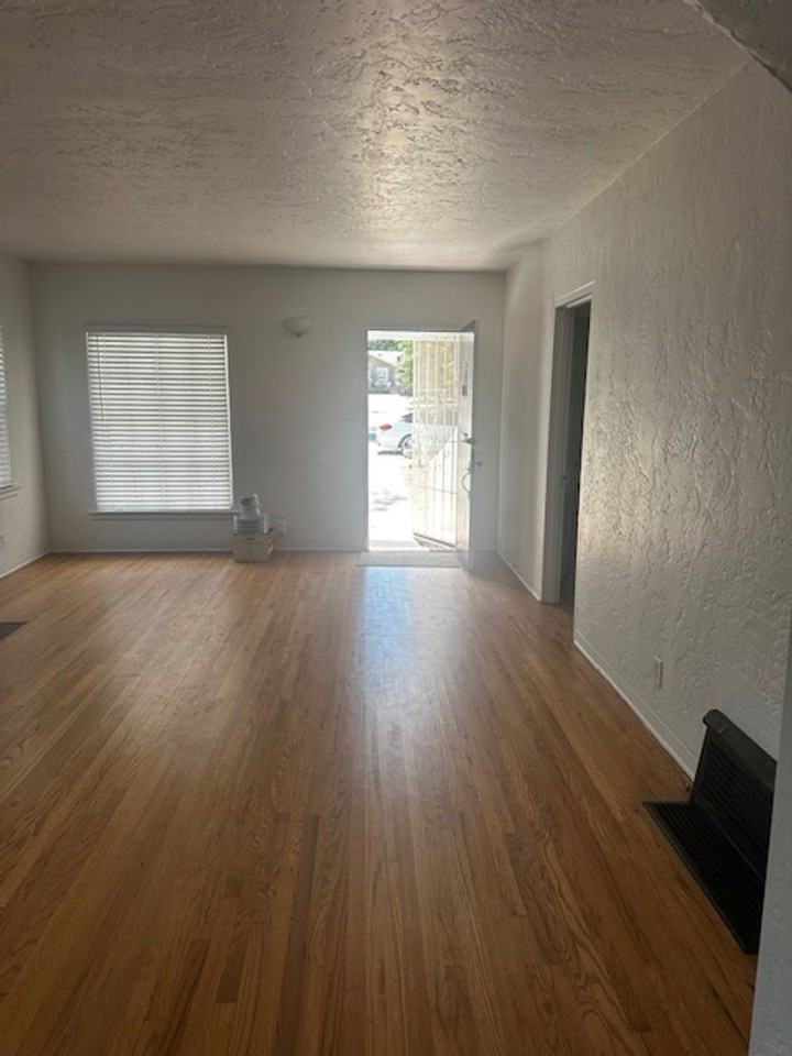 1830 Oak St - Photo 3 of 9