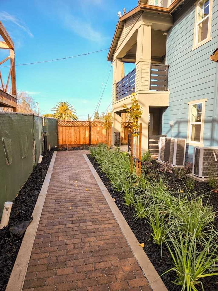 1433 Julia Ln - Photo 3 of 28