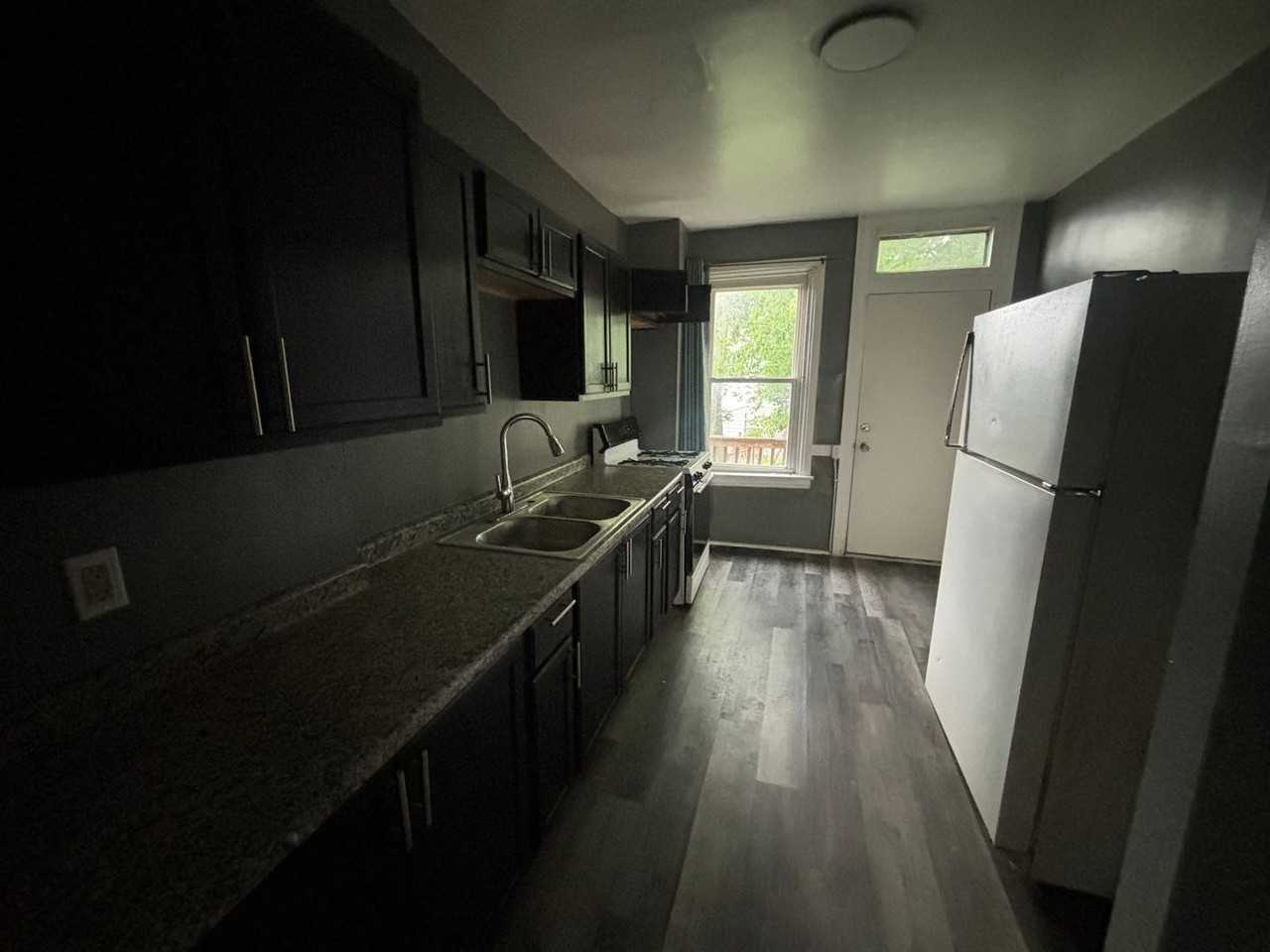 1324 W Sycamore St - Photo 3 of 6