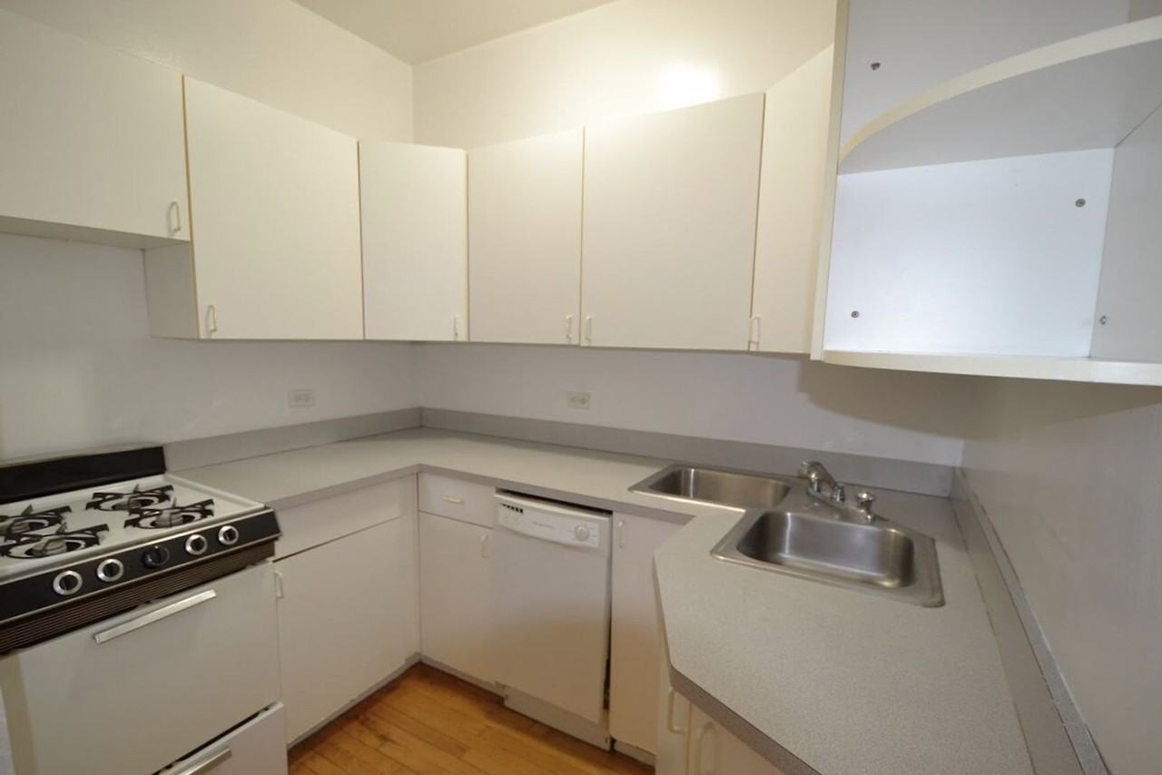 4406 N Rockwell St #3 - Photo 5 of 10