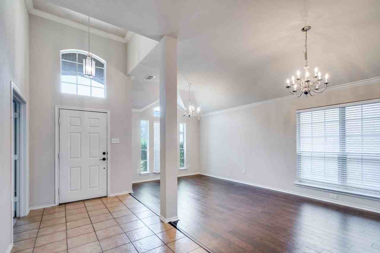 509 Crownpoint Ln - Photo 2 of 12
