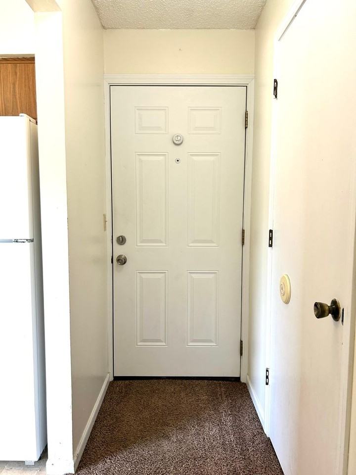 140 E Chestnut St #4 - Photo 4 of 14
