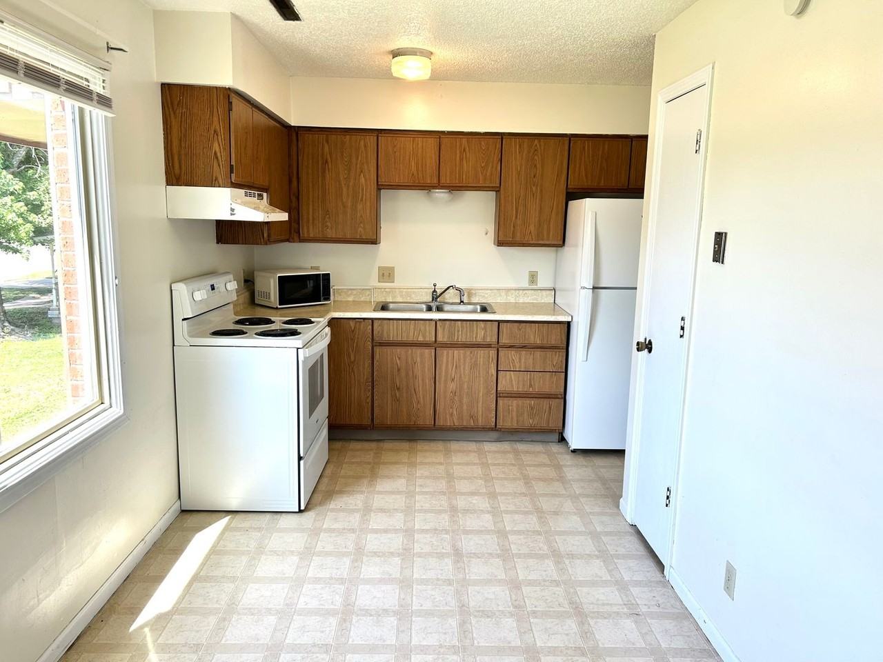 140 E Chestnut St #4 - Photo 5 of 14