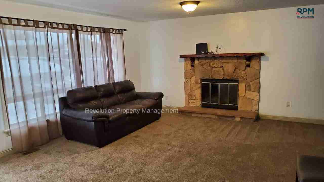 1318 E 4225 S - Photo 4 of 11