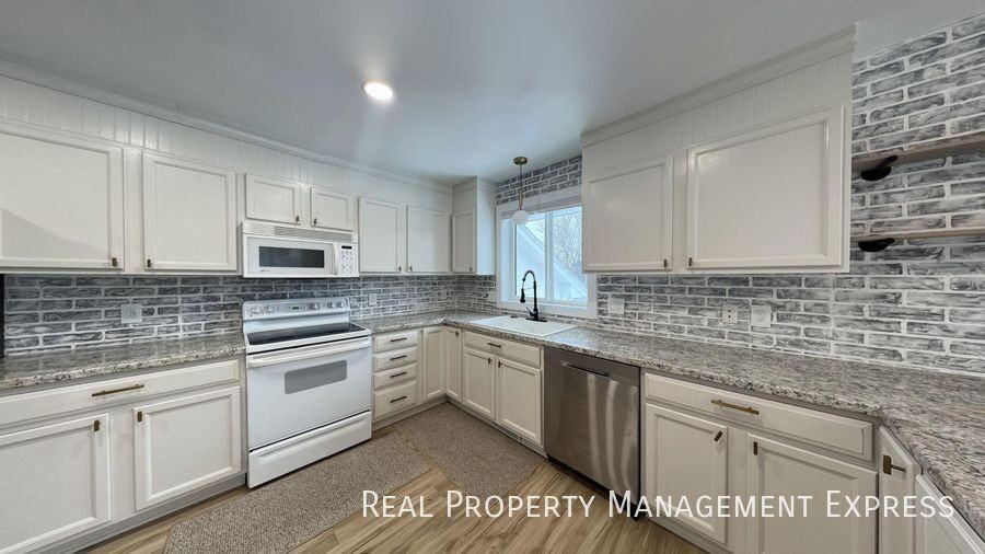 6600 W 61st St - Photo 2 of 22