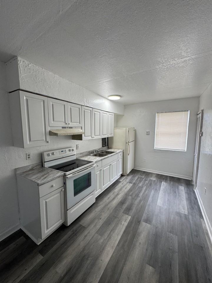 ROCKY APARTMENTS LLC - Photo 4 of 32