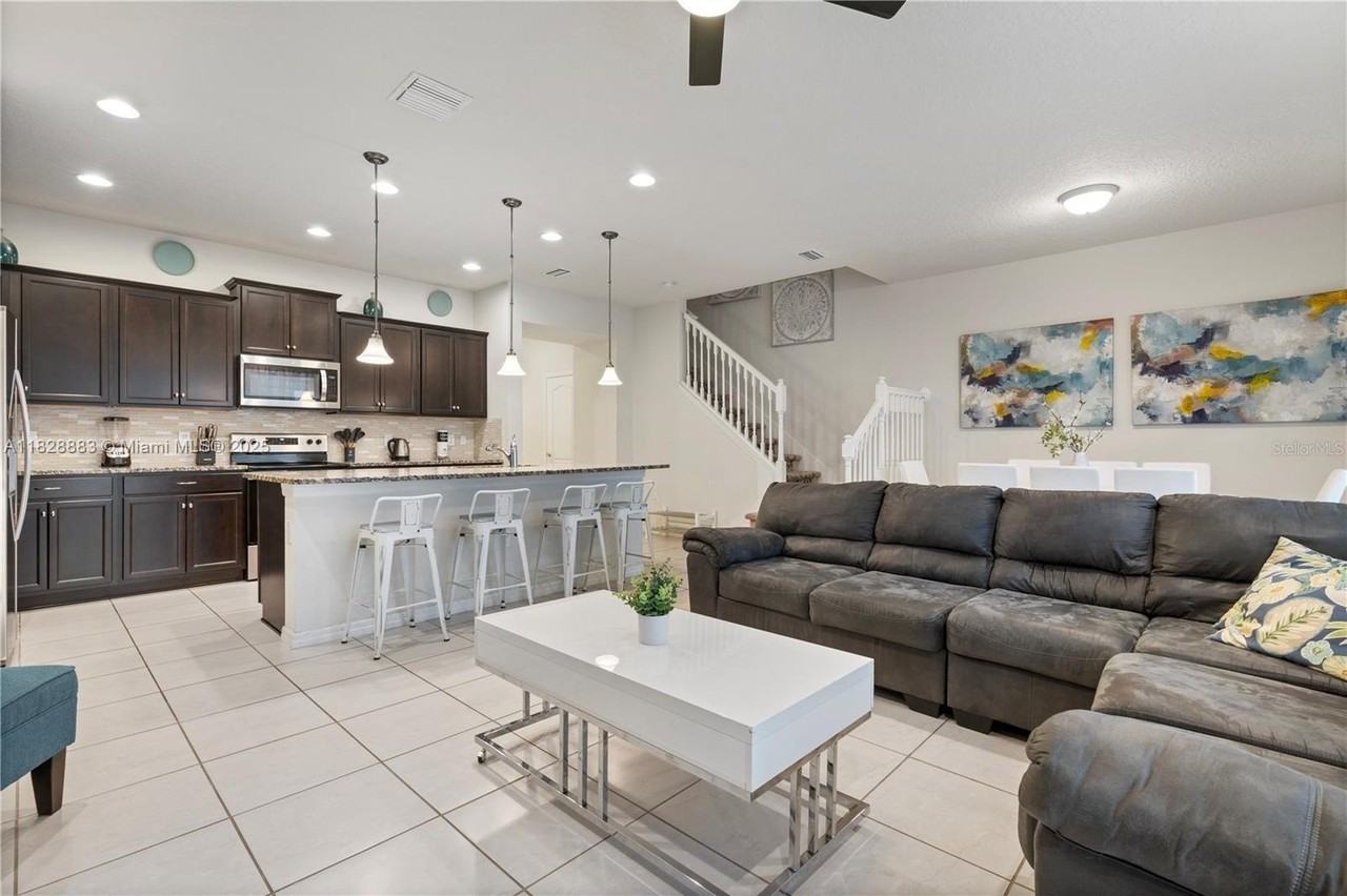 2428 Dubai St - Photo 2 of 21