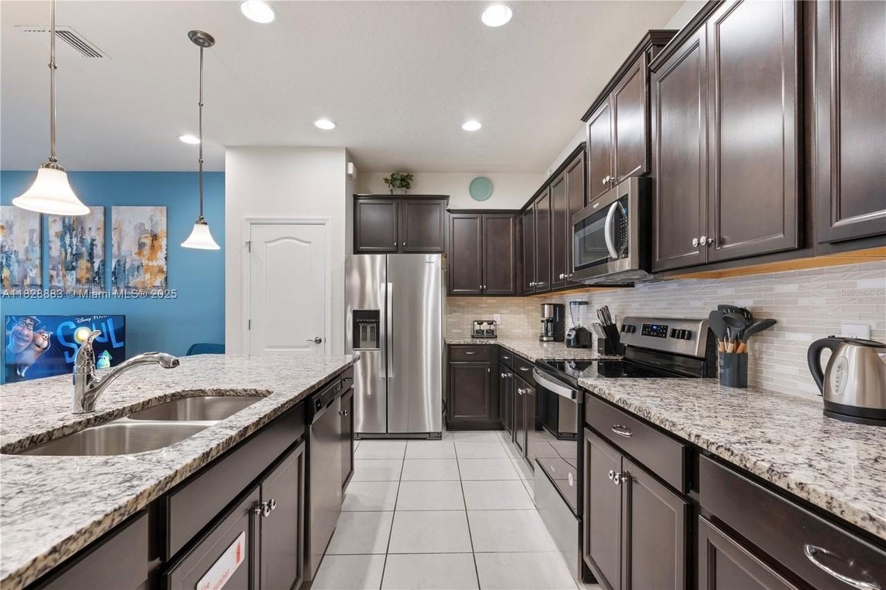 2428 Dubai St - Photo 4 of 21