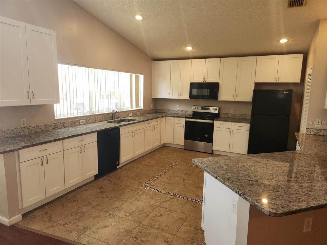 150 Abbey Hollow Dr - Photo 3 of 39