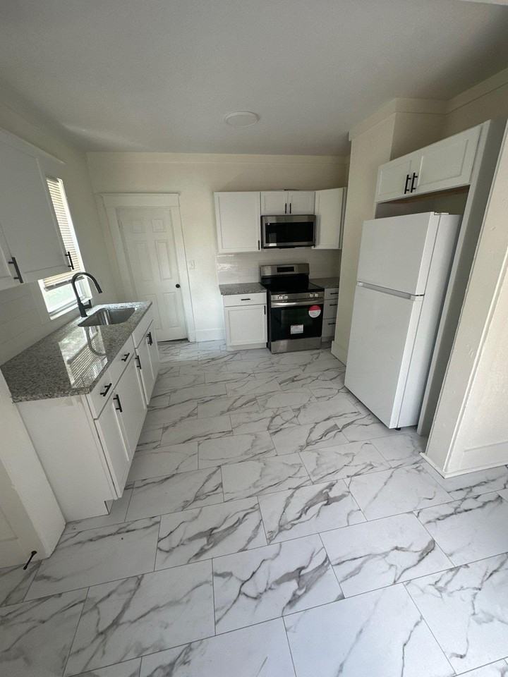 E 29th St - Photo 2 of 7