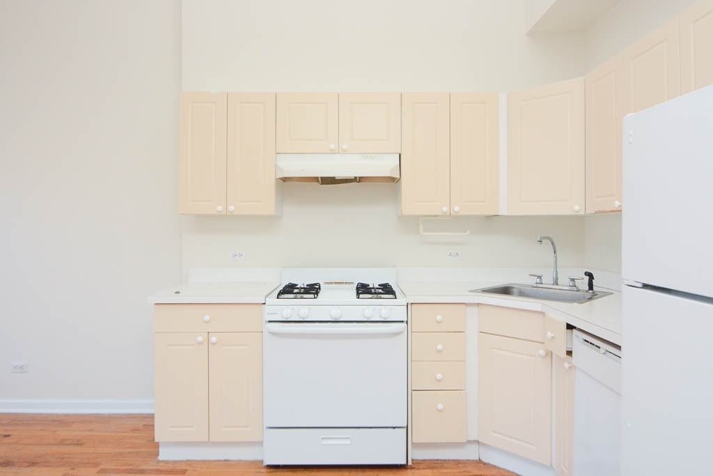 917 W Dakin St #402 - Photo 4 of 21