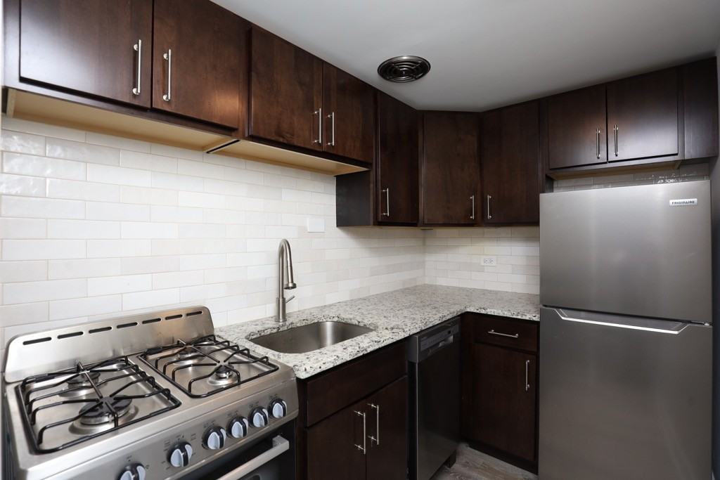 445 W Barry Ave #102 - Photo 2 of 21