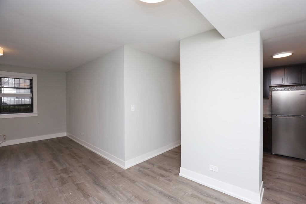 445 W Barry Ave #102 - Photo 4 of 21