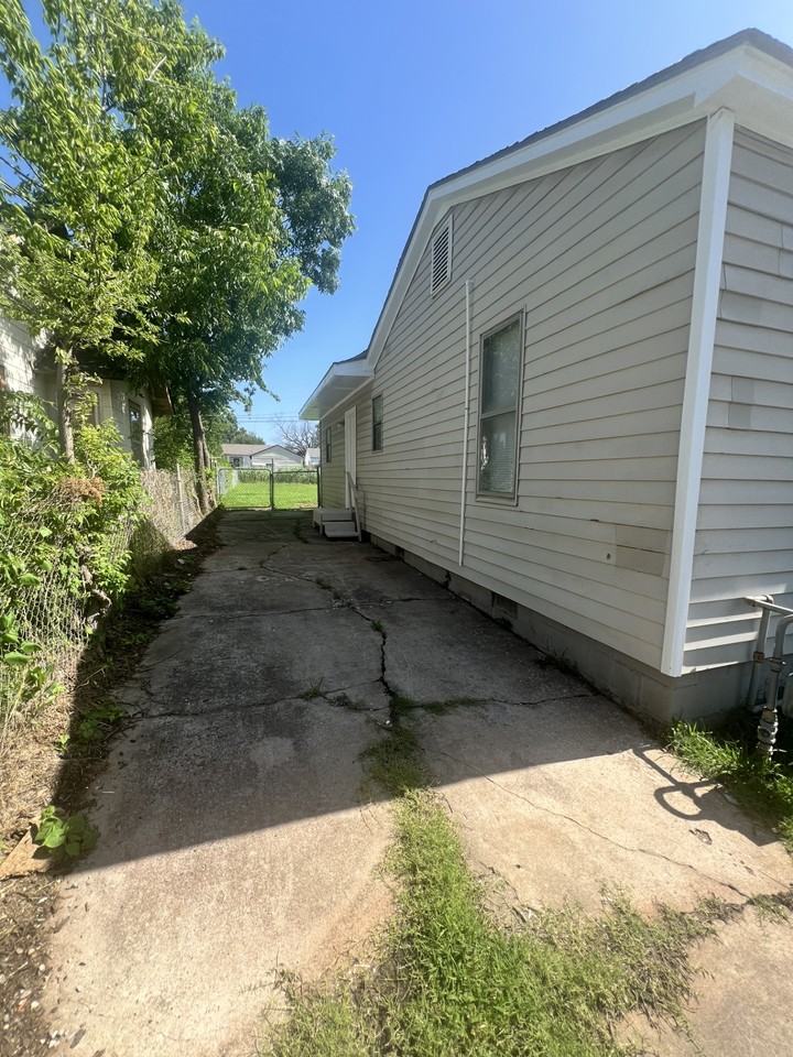 905 Nw 99th St - Photo 2 of 20