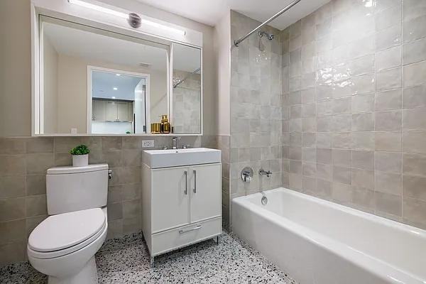 W 96th St #1605 - Photo 5 of 7