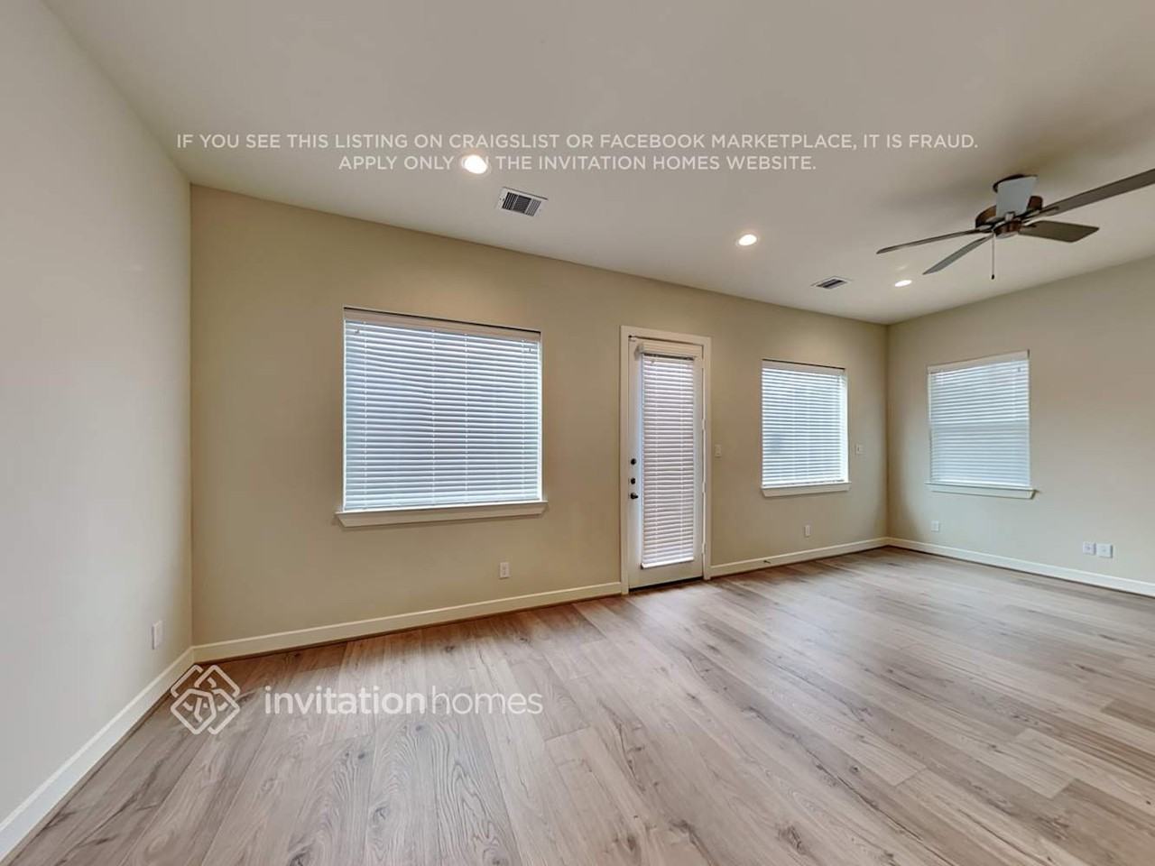 10522 Executive Lake Dr - Photo 4 of 19