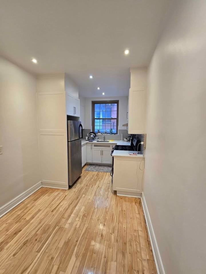 340 Avenue Willowdale #8 - Photo 3 of 8