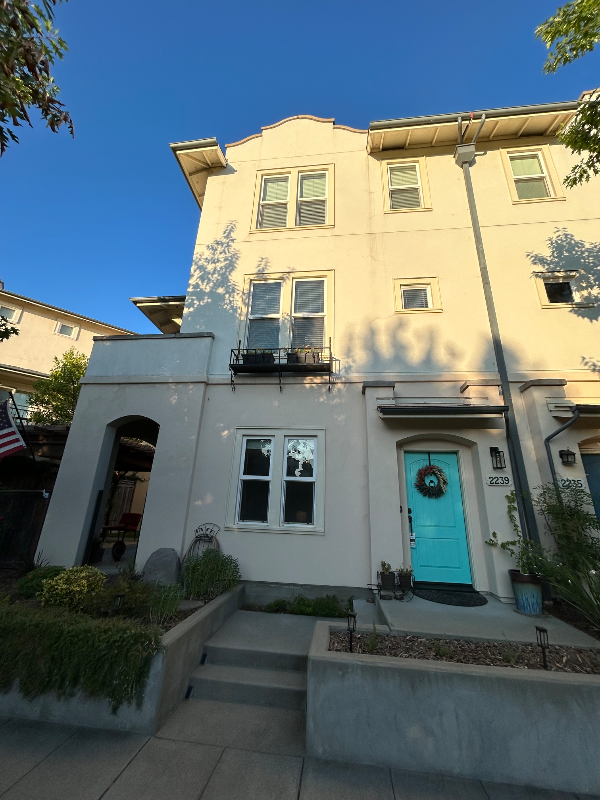 2239 Hutchinson St - Photo 2 of 20