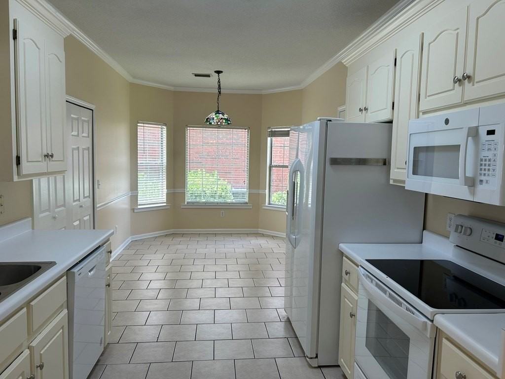 240 Princeton Dr - Photo 3 of 14