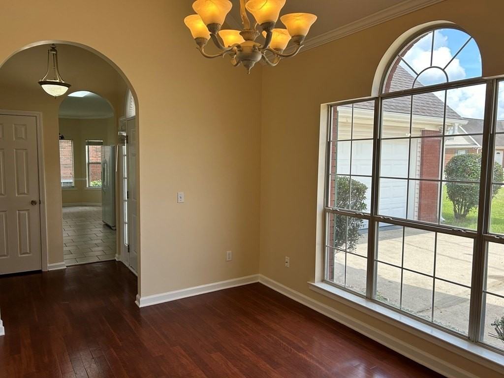 240 Princeton Dr - Photo 5 of 14