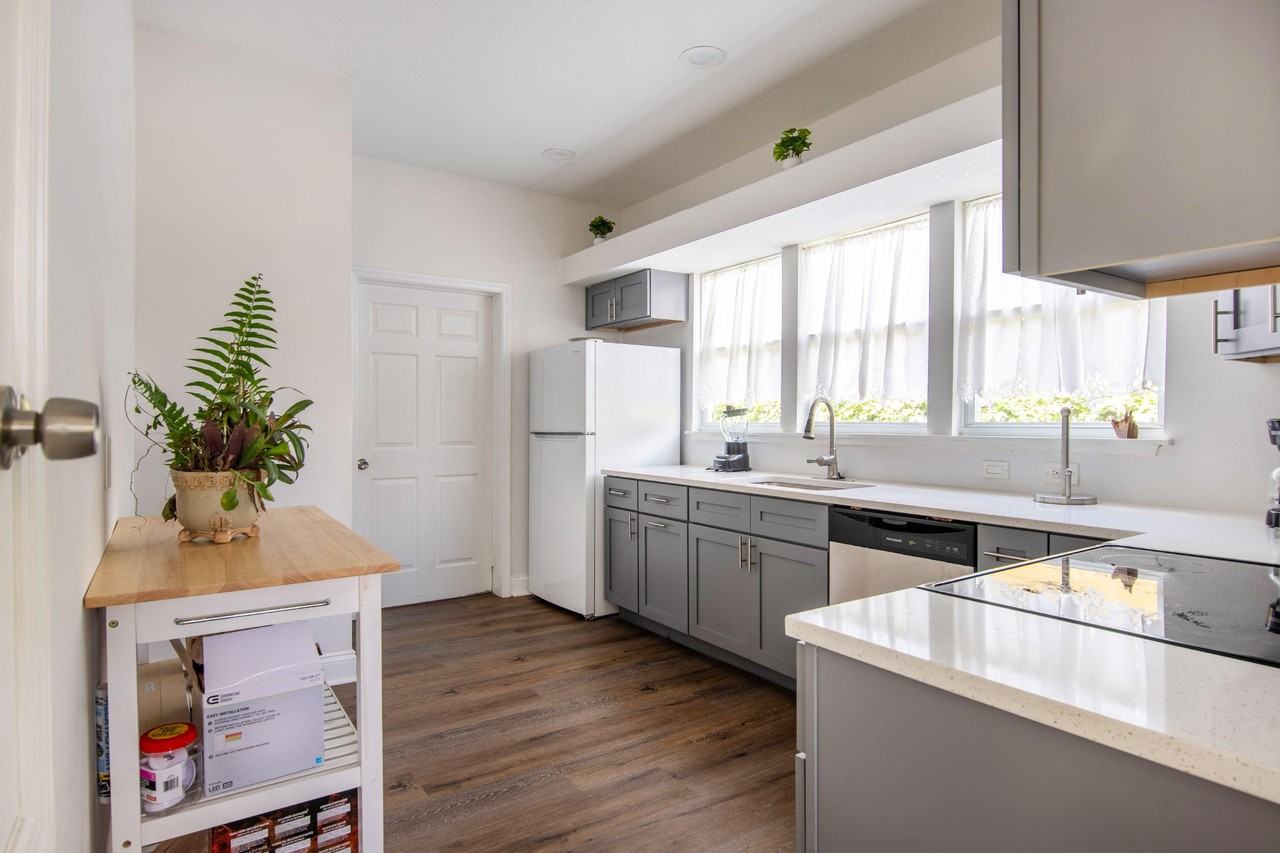 E Broad St - Photo 6 of 15