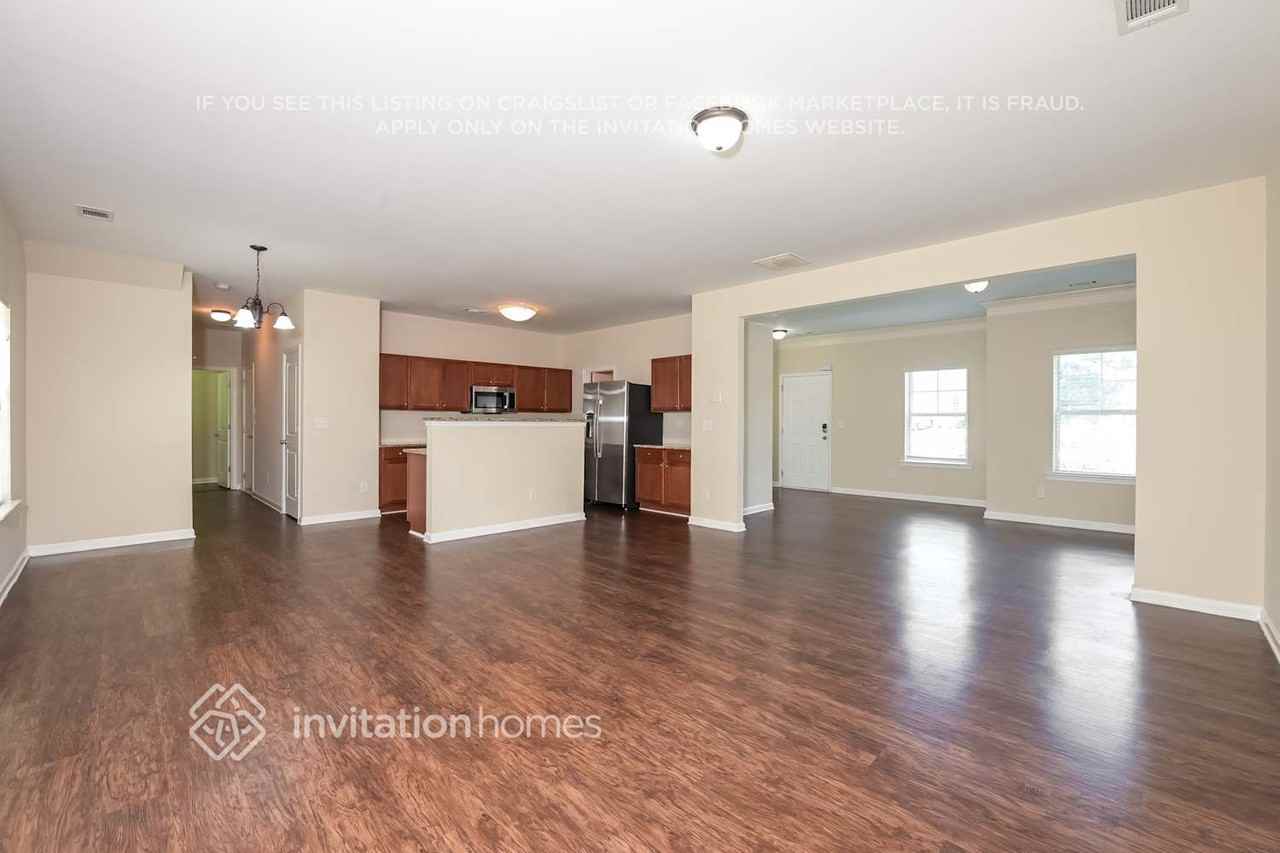 389 Village Broad St - Photo 4 of 17