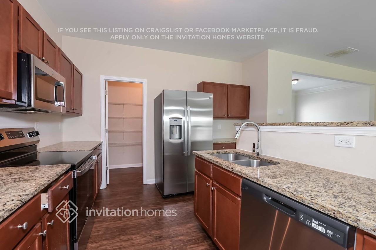 389 Village Broad St - Photo 6 of 17