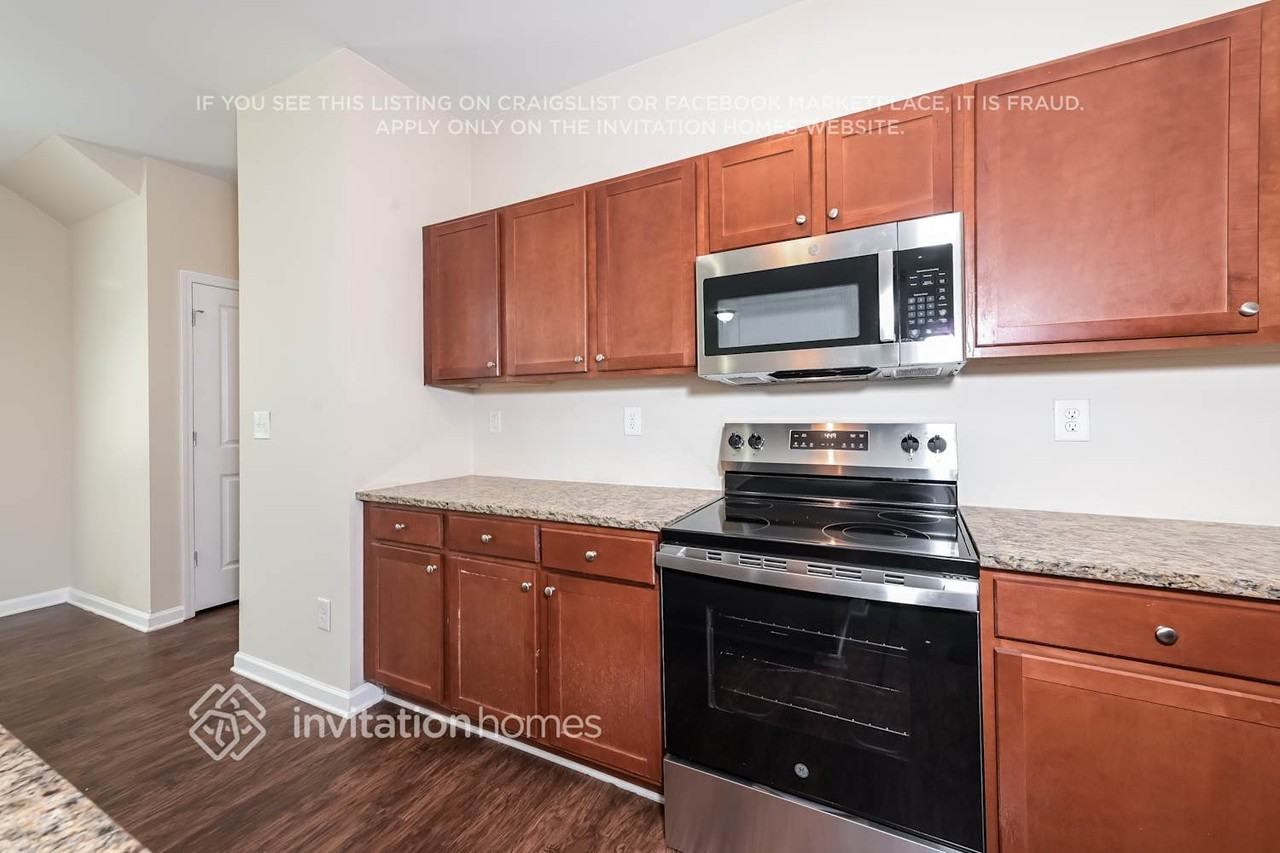 389 Village Broad St - Photo 7 of 17