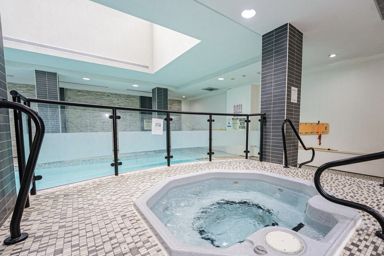 310 Burnhamthorpe Road West - Photo 5 of 7