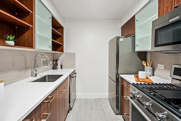 W 15th St #8L - Photo 2 of 20