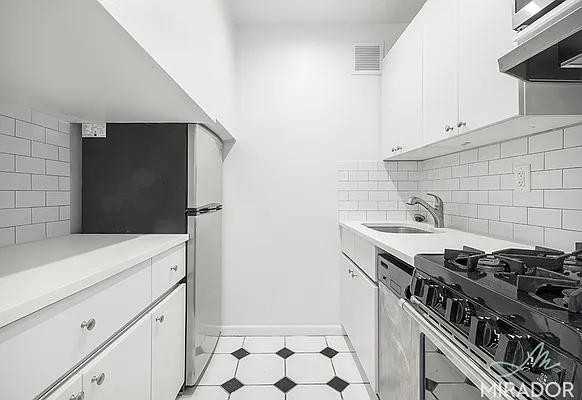 W 16th St #9B - Photo 4 of 12